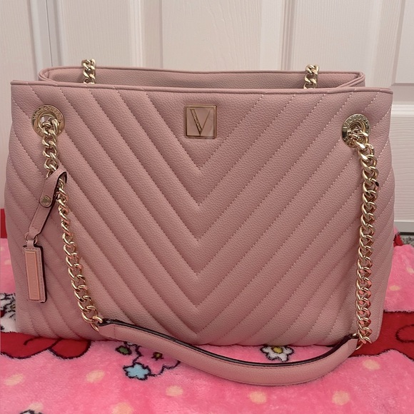 Victoria's Secret Handbags - Victoria Secret Shoulder Chain Tote✨